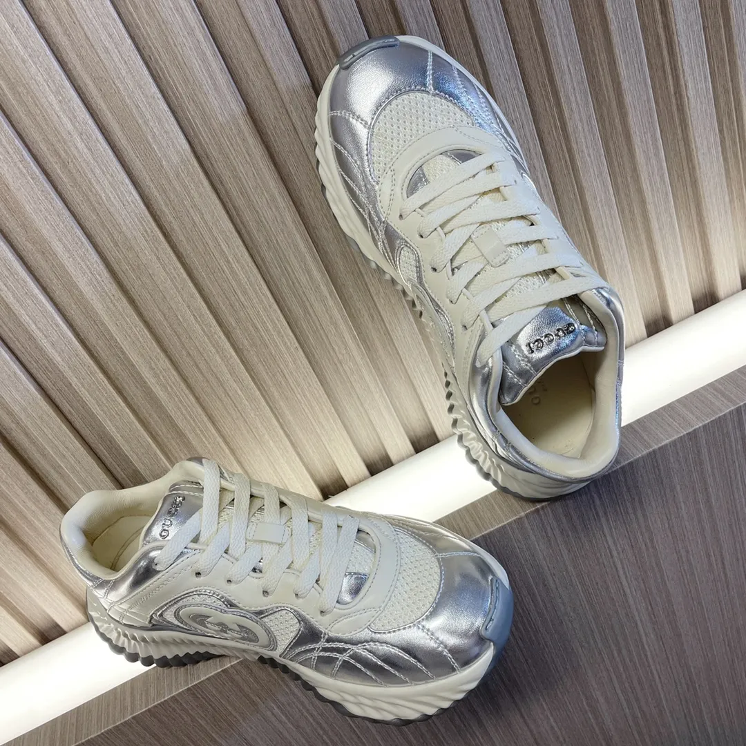 👟👟Ex-factory price 700👟👟 - the latest wave shoes; dad shoes; sports shoes; couple series... Gucci Ripple series sports shoes are made with innovative stitching technology, leather design with three-dimensional interlocking double G leather logo and Gucci letter metal logo embellishment, 3-color combination suction mold technology wavy outsole (soft/shock-absorbing/strong rebound) Original imported sheepskin ➕Original imported sheepskin lining ➕Original open-molded TPU suction mold 3-color outsole (sole thickness 5CM) Women's model 35-40 /